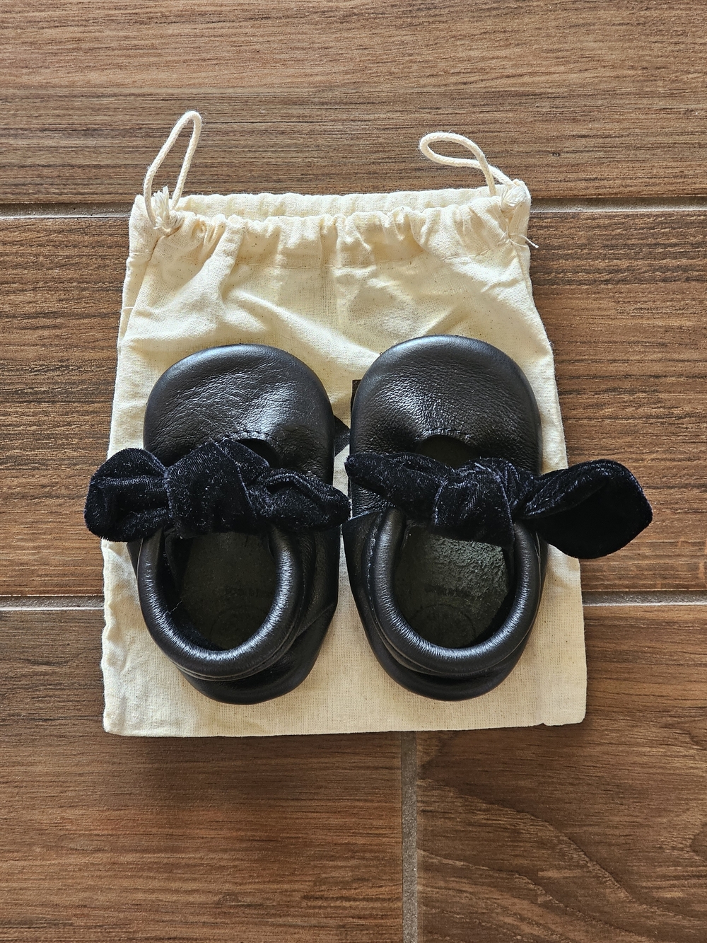 Freshly Picked Mini Sole Knotted Bow Moccasins Black Velvet baby size 4